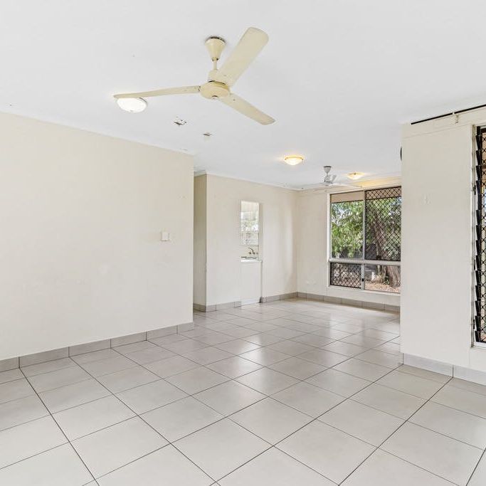 SPACIOUS HOME WITH LARGE FENCED YARD – CONVENIENT LOCATION! - Photo 1