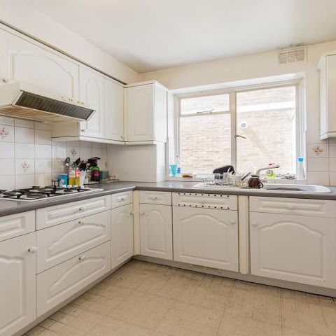 Fantastic spacious two bed mins to tube & shops - Photo 1