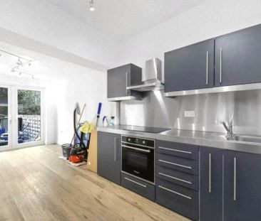 Terraced house to rent - Photo 3
