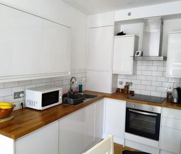 2 bedroom Flat To Let - Photo 4