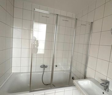 Moderne 3-Zimmer-Dachgeschosswohnung mit Balkon & Aufzug – Erstbe - Photo 6