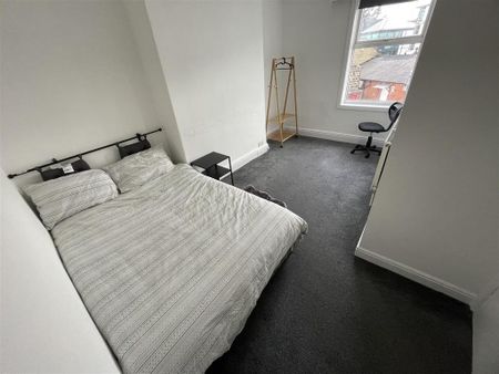 5 bedroom terraced house to rent - Photo 3