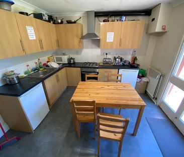1 bedroom in a house share to rent - Photo 2