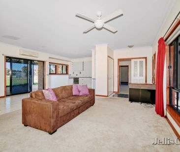 5 Bed, 2 Bath - Photo 2
