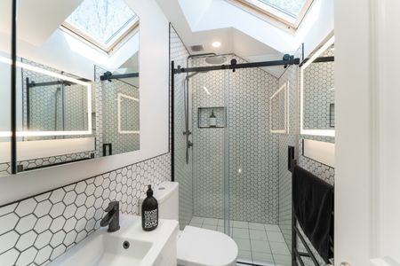 Luxurious Fully Furnished Home with Pool and Gym in Prime Epsom Location - Photo 4