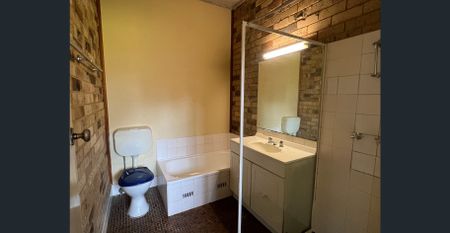 Large Light-filled Two Bedroom Townhouse - Photo 3