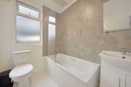 3 bedroom flat to rent - Photo 5