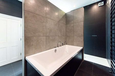 EXCLUSIVELY MANAGED BY SAVILLS. PET FRIENDLY. FURNISHED OR UNFURNISHED. A modern four bedroom house with study on The Hyde Park Estate - Photo 5