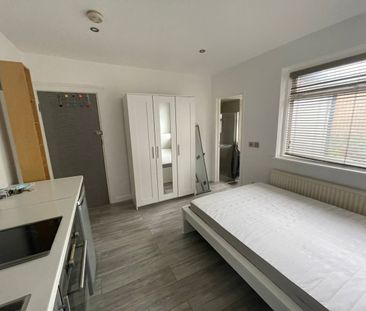 Studio Flat, Birkbeck Road, W3 - Photo 2