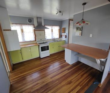 This well-presented three-bedroom, one-bathroom home is ideally loc... - Photo 4