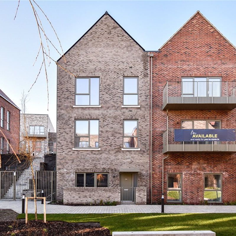 Carter Jonas have already secured tenants for this property. To find out how we can assist you in securing the best quality tenants as quickly as possible, please call our office on 01223 403330. - Photo 1