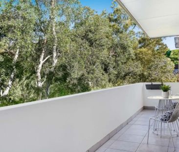 Stylishly Renovated Two Bedroom Coastal Retreat - Photo 4