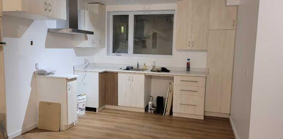 Un grand lumineux 4 1/2 sur un triplex à louer - Photo 2