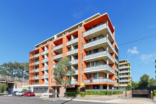 Beautiful 2 Bedroom Unit, Fantastic Location! - Photo 1