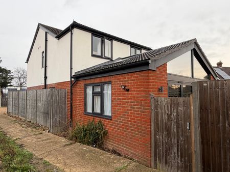 4 bedroom semi-detached house to rent - Photo 5