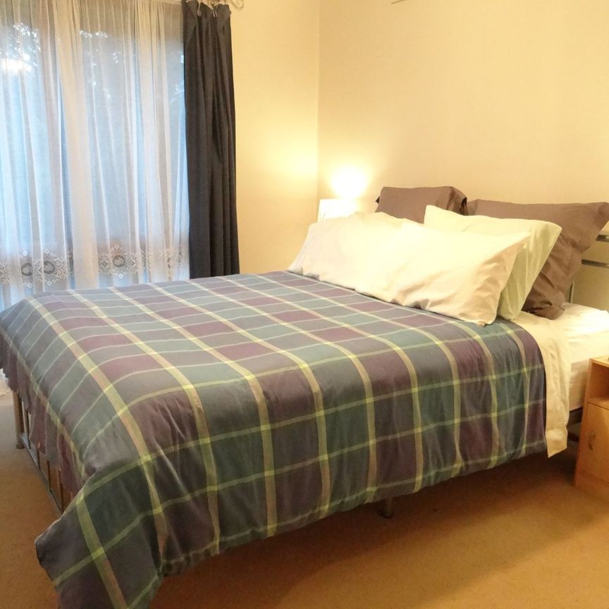 LARGE WELL PRESENTED FAMILY HOME IN LOVELY NEIGHBOURHOOD!! - Photo 1