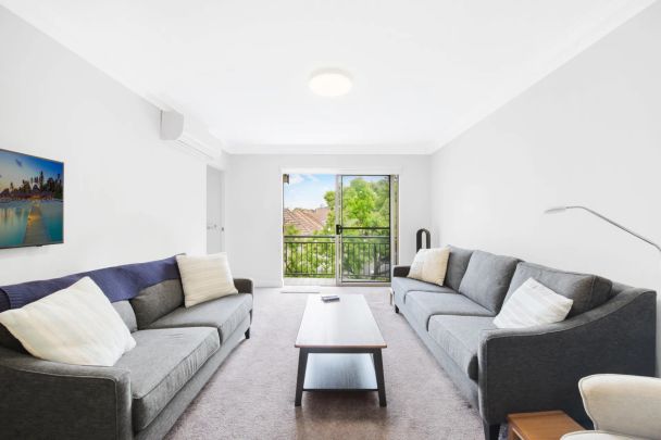 Dual Level Spacious Apartment In Convenient Location - Photo 1