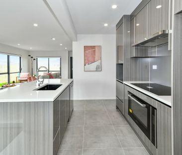 Modern 5-Bedroom Townhouse with Spacious Living in Clarks Beach - Photo 6