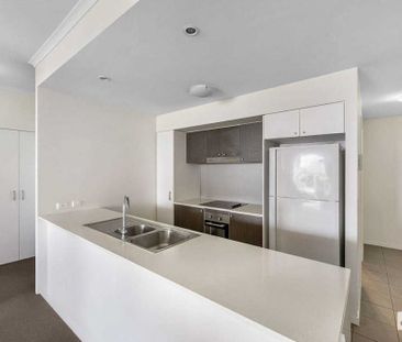 LOW MAINTENANCE LIVING, WELL PRESENTED 2 BEDROOM UNIT, LOCATED IN C... - Photo 5