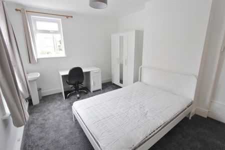 6 bedroom House To Let - Photo 4