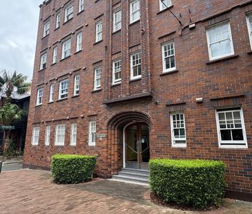 Stylish Art Deco Apartment in Award-Winning Complex - Photo 5