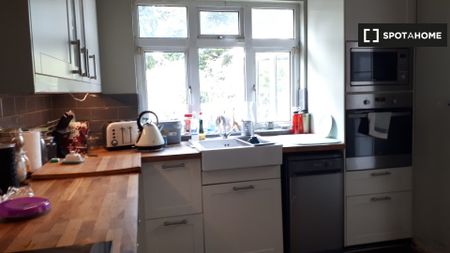 Room for rent in 4-bedroom house in Dublin - Photo 5