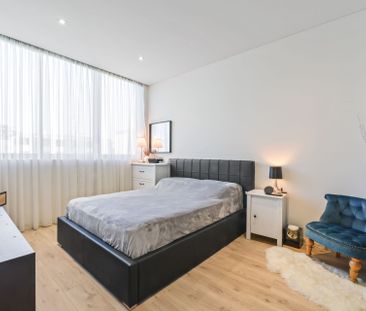 Sun drenched, cool and ultra private apartment with timber floors - Photo 3