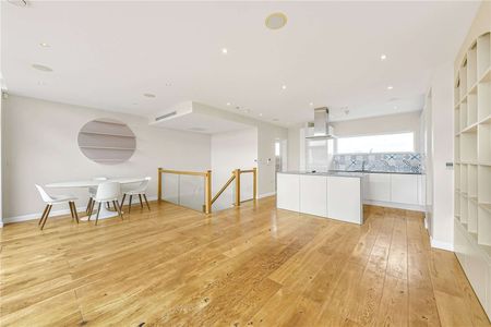 A two bedroom duplex apartment with private terrace, concierge and lift. - Photo 3