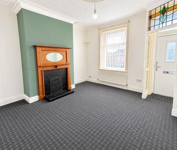 4 bedroom end of terrace house to rent - Photo 1