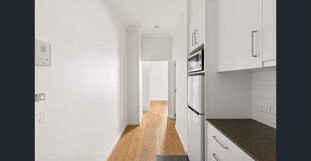 Renovated 1-bedroom apartment opposite beach - Photo 1