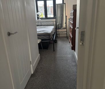 Ensuite room close to chigwel station- £850 pcm - Photo 3