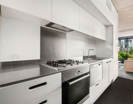 Fully furnished in great location - Photo 3