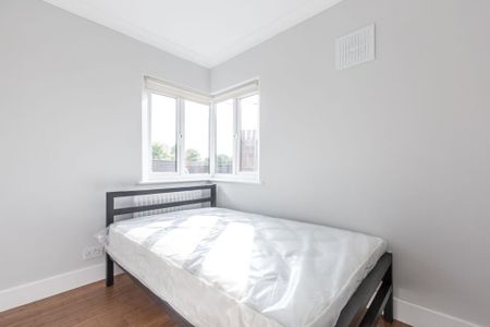 4 bedroom flat to rent - Photo 4