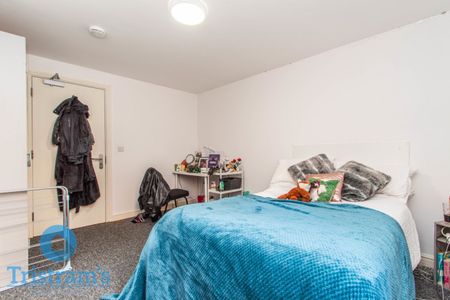 References Pending - 3 bed Apartment - Photo 4