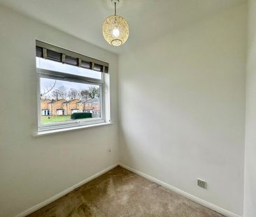 Pinewood Park, Farnborough, Hampshire, GU14 - Photo 2