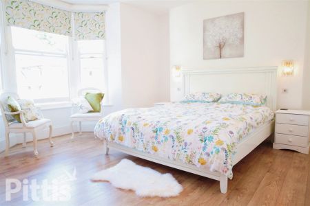 4 bedroom semi-detached house to rent - Photo 3