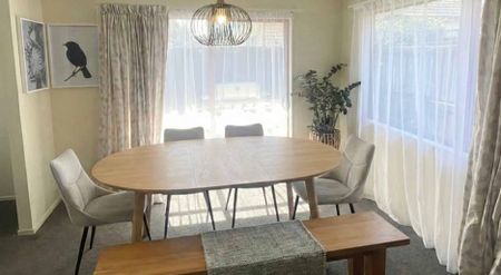 Sunny brick home - Photo 3