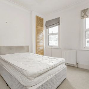 4 bedroom house in London - Photo 2