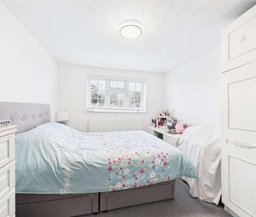 Woburn Avenue, Farnborough, Hampshire, GU14 - Photo 3