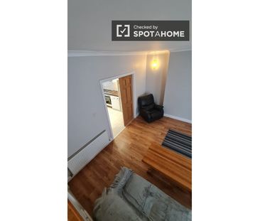 Room in shared apartment for rent in The Coombe, Dublin - Photo 4
