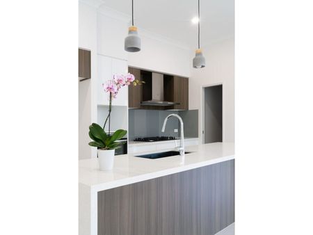 Ultra modern 4 bedrooms + 3 ensuites - Photo 5