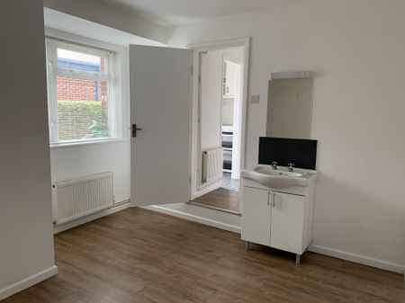 1 bed flat to rent in Bargates, Christchurch, BH23 - Photo 4