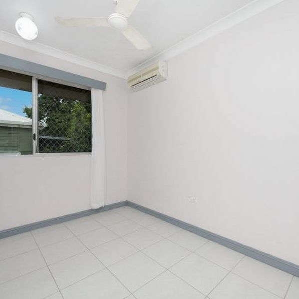 SPACIOUS 3 BEDROOM TOWNHOUSE IN WEST END - Photo 1