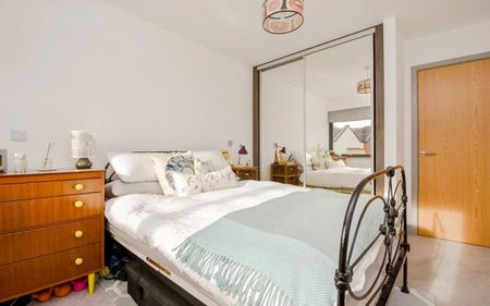 Ocean are proud to present this large 1 bedroom, furnished property in Paintworks, Arnos Vale. The property also benefits from an allocated parking space. Pets are also considered. - Photo 5