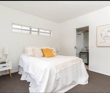 Stylish 3BR Townhouse - Photo 2