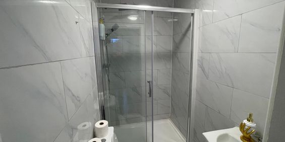 Room in a Shared House, Dickenson Road, M13 - Photo 3