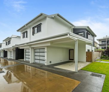 LUXURY TOWNHOUSE WITH BUSHLAND OUTLOOK - Photo 2