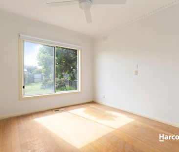 Ideally located 2 bedroom home in Leopold! - Photo 4