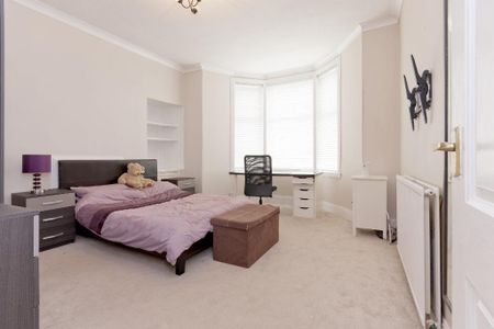 3 bedroom flat to rent - Photo 4