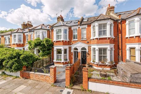 A beautiful four bedroom family home has been finished to a very high standard throughout. - Photo 2